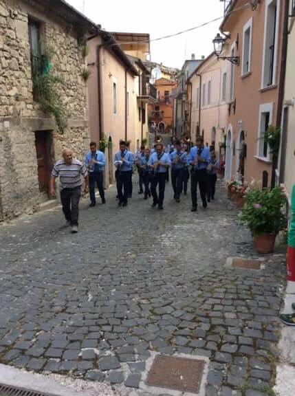 banda che suona per le strade di Rendinara